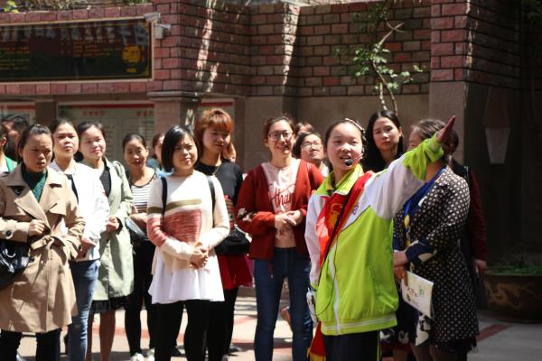 今年家长参观校园时,由4名身着靓丽校服的小学生进行解说,他们身披少