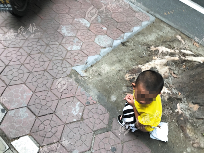 ② 14日上午,一名被家長帶著的小男孩在車城西路路邊方便.