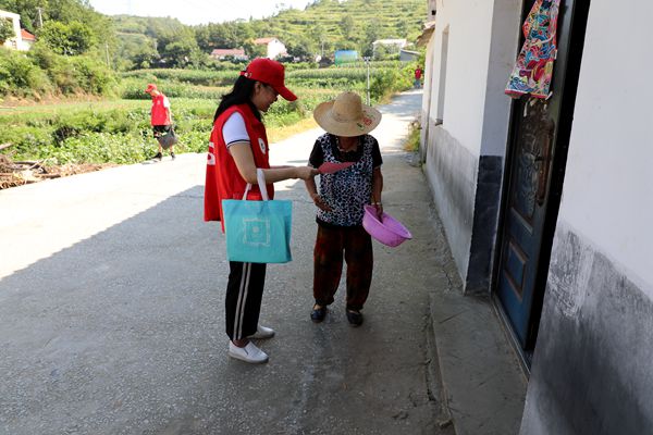 市人民小學志願者深入包聯村開展志願服務活動