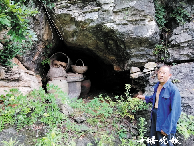 鄖陽南化塘鎮化山村這裡有個棺材石溝溝裡有個棺材洞