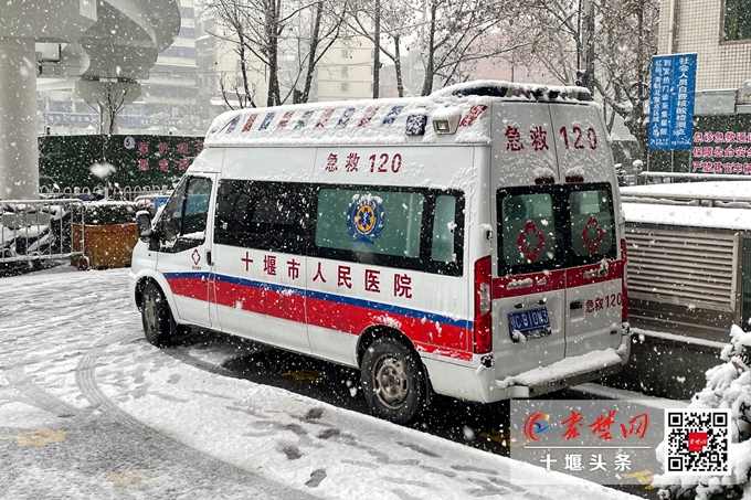 强降雪引发交通事故市人民医院急诊科120战风雪救伤员