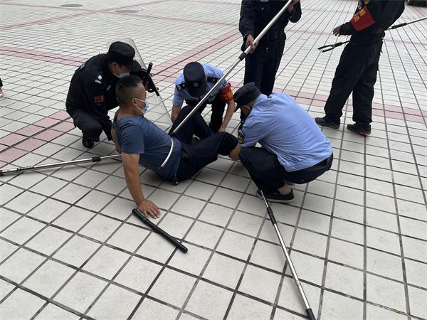 市柳林小學開展反恐防暴安全演練活動